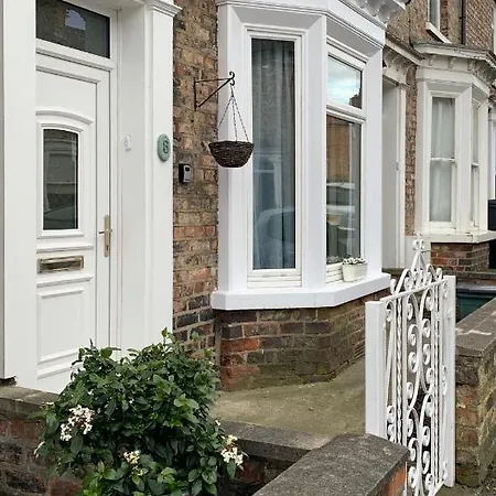 Park Crescent - Quaint Victorian Home With Free Parking