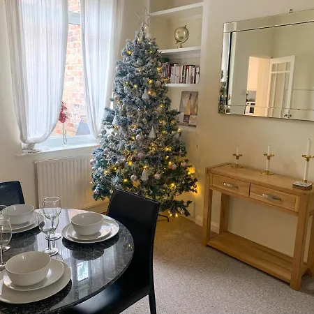 Park Crescent - Quaint Victorian Home With Free Parking