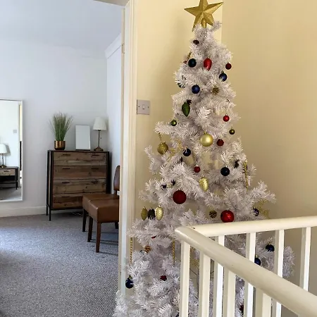 Park Crescent - Quaint Victorian Home With Free Parking