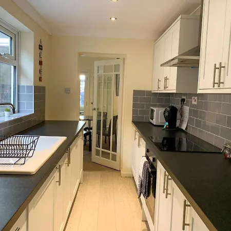 Park Crescent - Quaint Victorian Home With Free Parking *