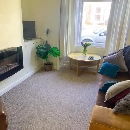 Park Crescent - Quaint Victorian Home With Free Parking