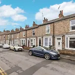 Park Crescent - Quaint Victorian With Free Parking Holiday home *