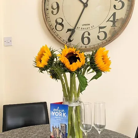 Park Crescent - Quaint Victorian With Free Parking * York