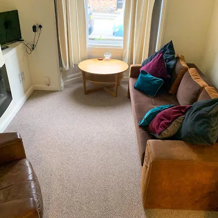 Park Crescent - Quaint Victorian Home With Free Parking