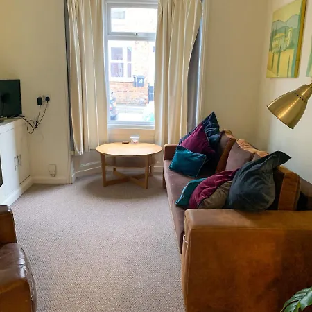 Park Crescent - Quaint Victorian With Free Parking