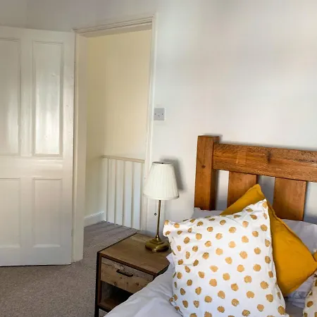 Park Crescent - Quaint Victorian Home With Free Parking *