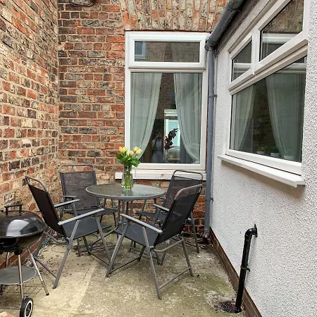 Park Crescent - Quaint Victorian Home With Free Parking *