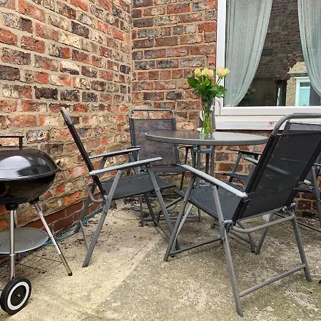 Park Crescent - Quaint Victorian Home With Free Parking