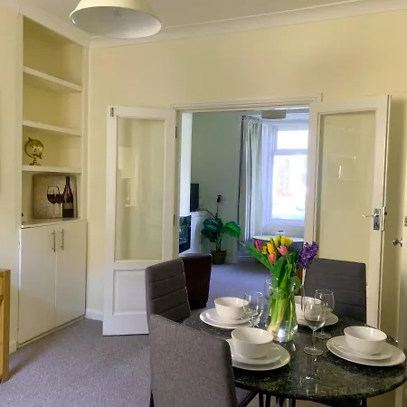 Park Crescent - Quaint Victorian Home With Free Parking