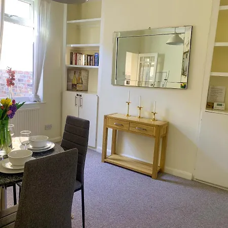 Park Crescent - Quaint Victorian Home With Free Parking *