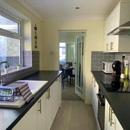 Park Crescent - Quaint Victorian Home With Free Parking *