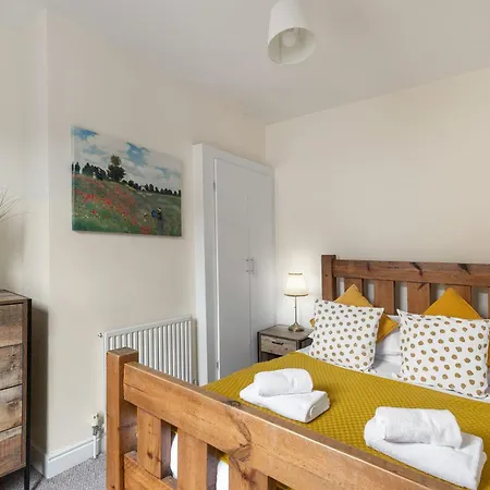 Park Crescent - Quaint Victorian Home With Free Parking