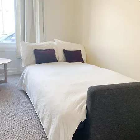 Park Crescent - Quaint Victorian Home With Free Parking *