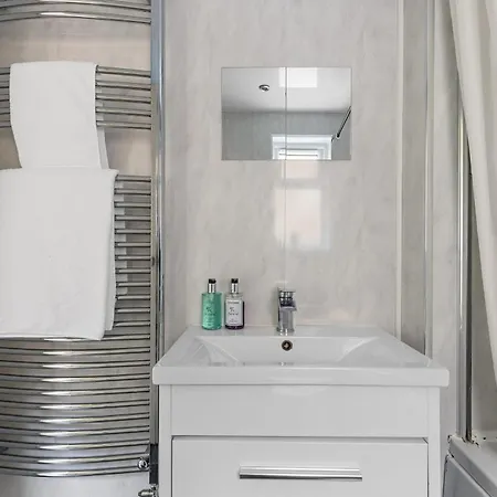 Park Crescent - Quaint Victorian Home With Free Parking Casa de Férias