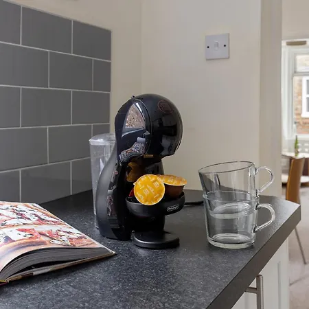 Park Crescent - Quaint Victorian Home With Free Parking