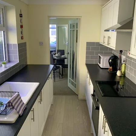 Park Crescent - Quaint Victorian Home With Free Parking *