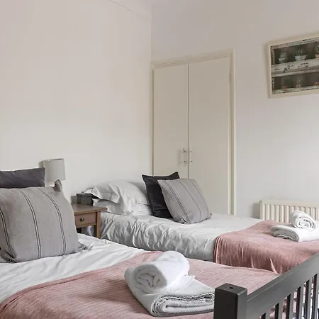 Park Crescent - Quaint Victorian Home With Free Parking