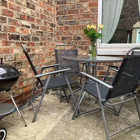 Park Crescent - Quaint Victorian Home With Free Parking