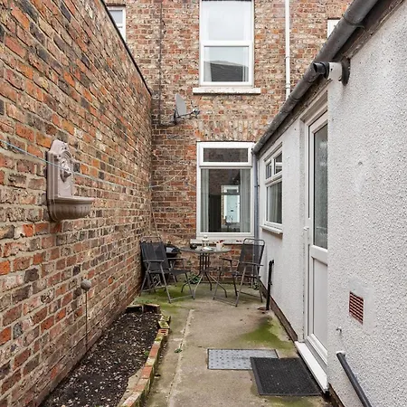 Park Crescent - Quaint Victorian Home With Free Parking *