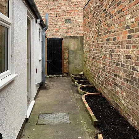 Park Crescent - Quaint Victorian Home With Free Parking *