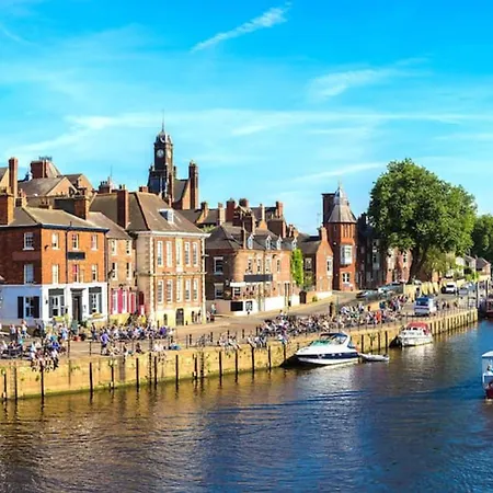 Park Crescent - Quaint Victorian Home With Free Parking Casa de Férias