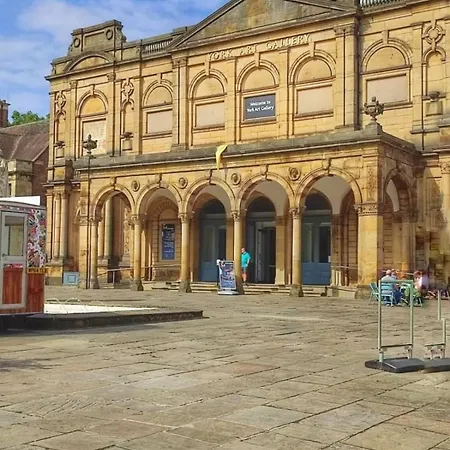 Park Crescent - Quaint Victorian Home With Free Parking *