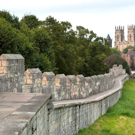 Park Crescent - Quaint Victorian Home With Free Parking Casa de Férias
