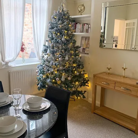 Park Crescent - Quaint Victorian Home With Free Parking