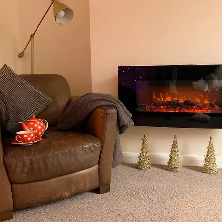 Park Crescent - Quaint Victorian Home With Free Parking