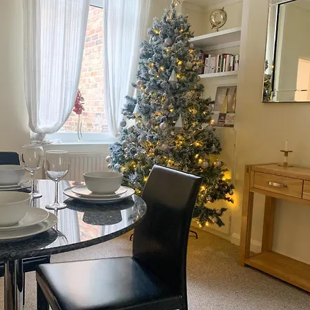 Park Crescent - Quaint Victorian Home With Free Parking