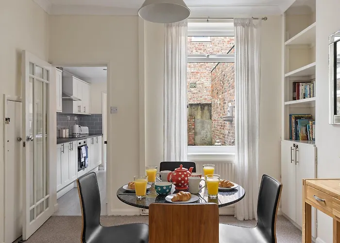 Park Crescent - Quaint Victorian With Free Parking Holiday home York