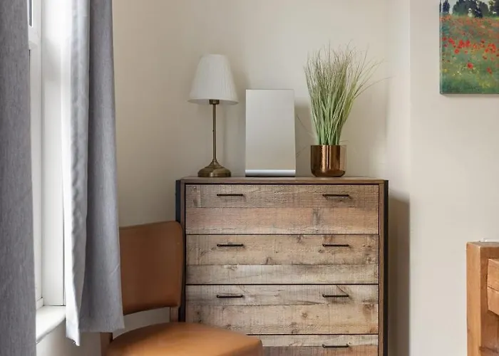 Holiday home Park Crescent - Quaint Victorian With Free Parking *