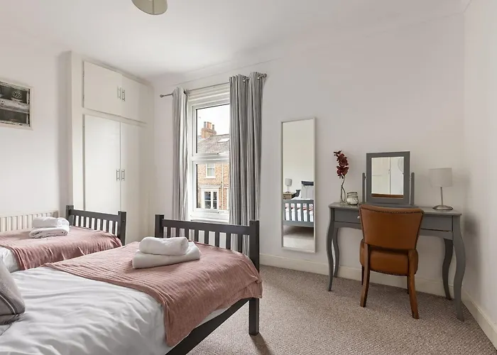 Park Crescent - Quaint Victorian With Free Parking *