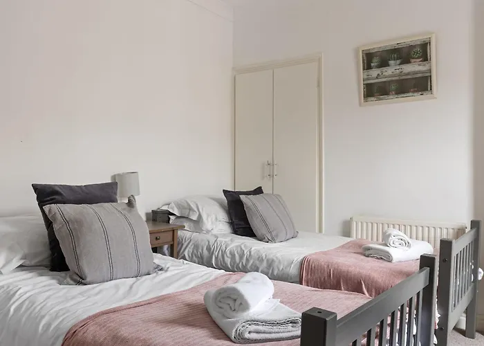 Park Crescent - Quaint Victorian With Free Parking