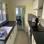 Park Crescent - Quaint Victorian With Free Parking *