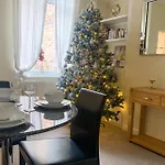 Park Crescent - Quaint Victorian With Free Parking
