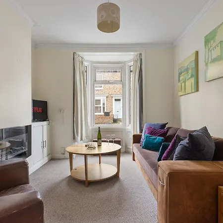 Park Crescent - Quaint Victorian With Free Parking 펜션